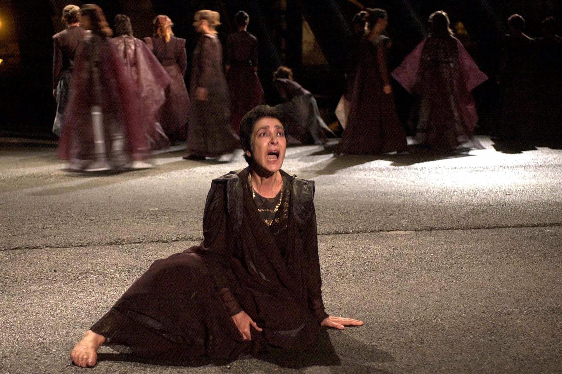 Irene Papas, la actriz griega en medio del escenario de una obra de teatro.