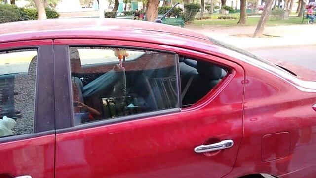 Un taxista ayudó a la mamá rompiendo el vidrio para rescatar al bebé.