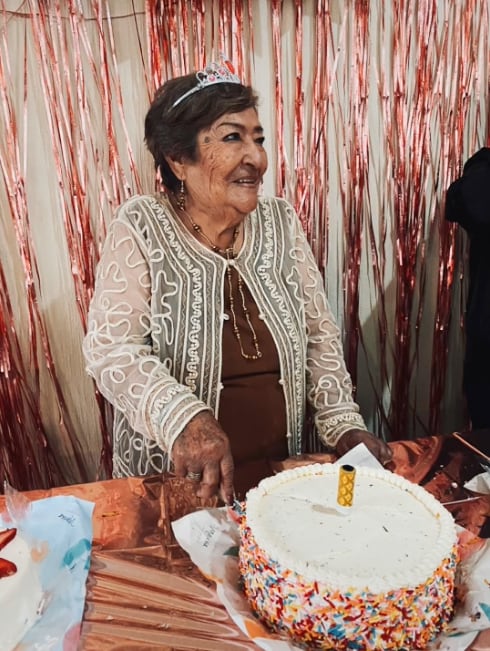 Mujer con pastel de cumpleaños