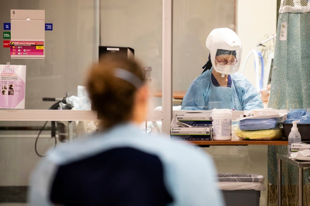 Enfermeras trabajan en un centro de salud.