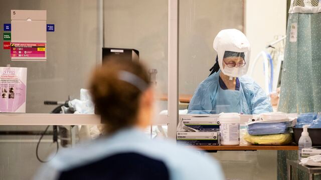 Enfermeras trabajan en un centro de salud.