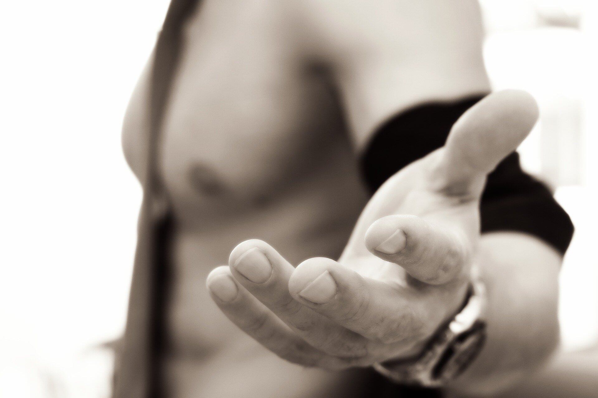 Hombre desnudo con la mano extendida