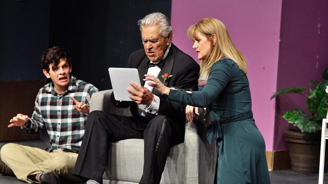 Representación número 100 de la puesta en escena "Terapia Divina", protagonizada por Erika Buenfil, en el papel de psicóloga y Eric del Castillo como "Dios"