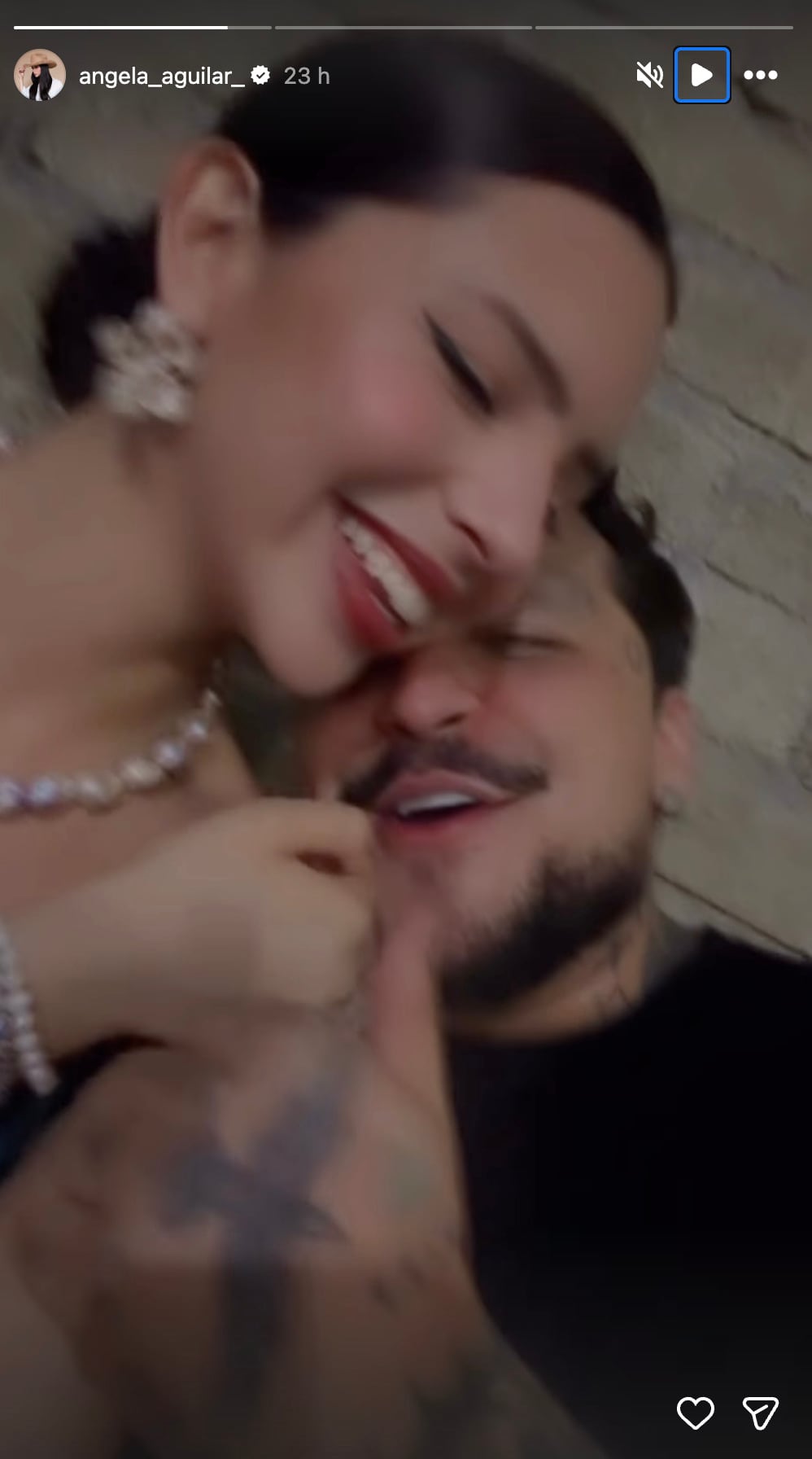 Ángela Aguilar y Christian Nodal comparten video muy enamorados