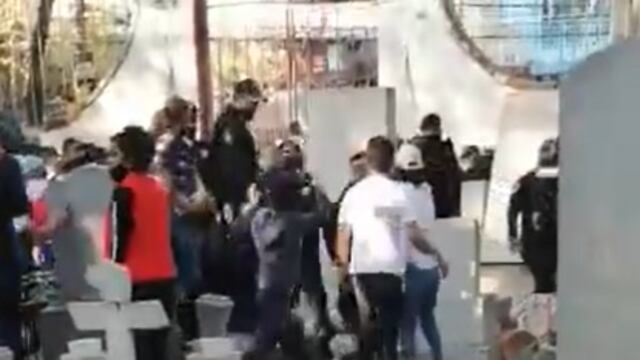 Trifulca entre policías y asistentes