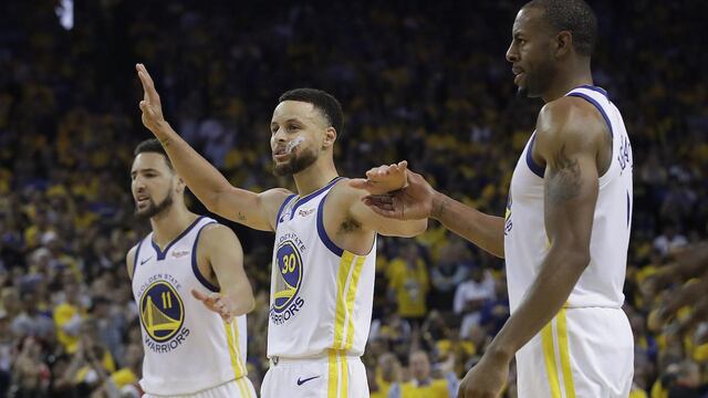 Curry y Durant celebrando el triunfo ante Houston