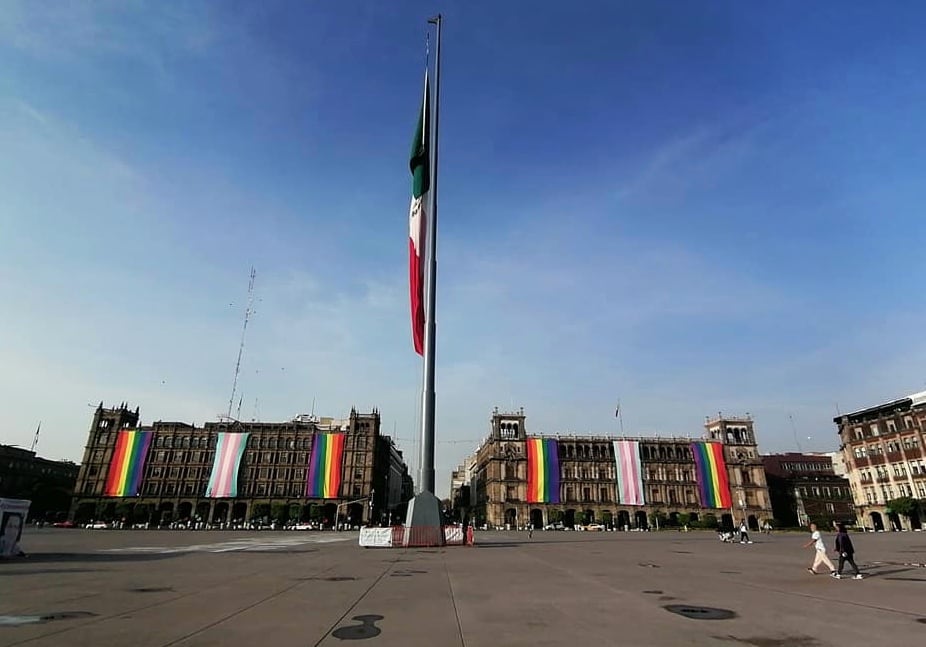 Centro Histórico cuelga banderas LGBT