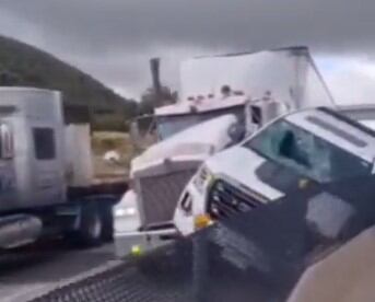 Chofer de tráiler evita un asalto en Arco Norte