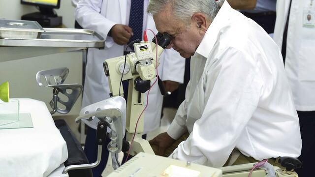 El presidente durante un recorrido en el Hospital Rural de Ixmiquilpan.