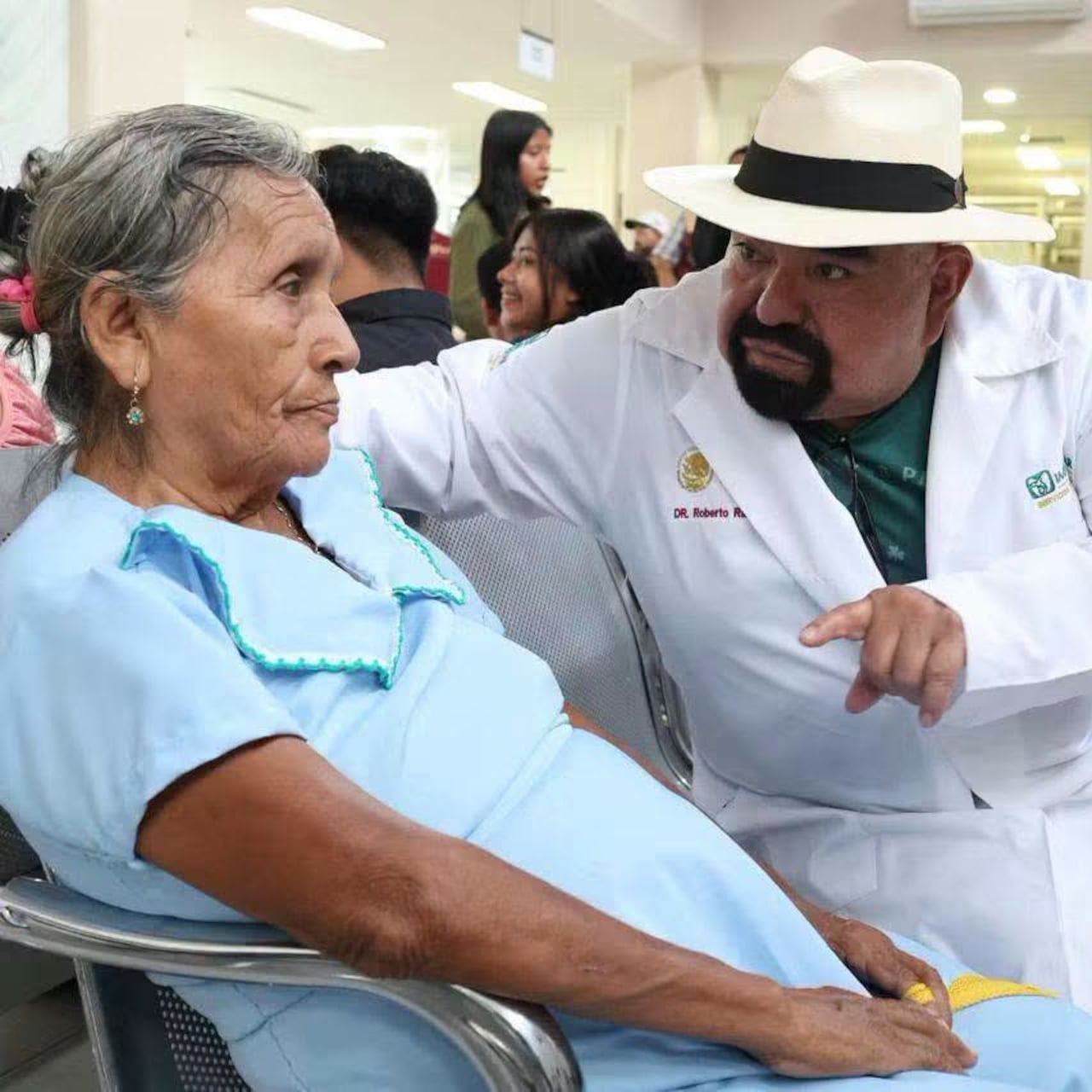Roberto Ramos Alor evita a reporteros tras preguntas sobre desabasto de medicamentos