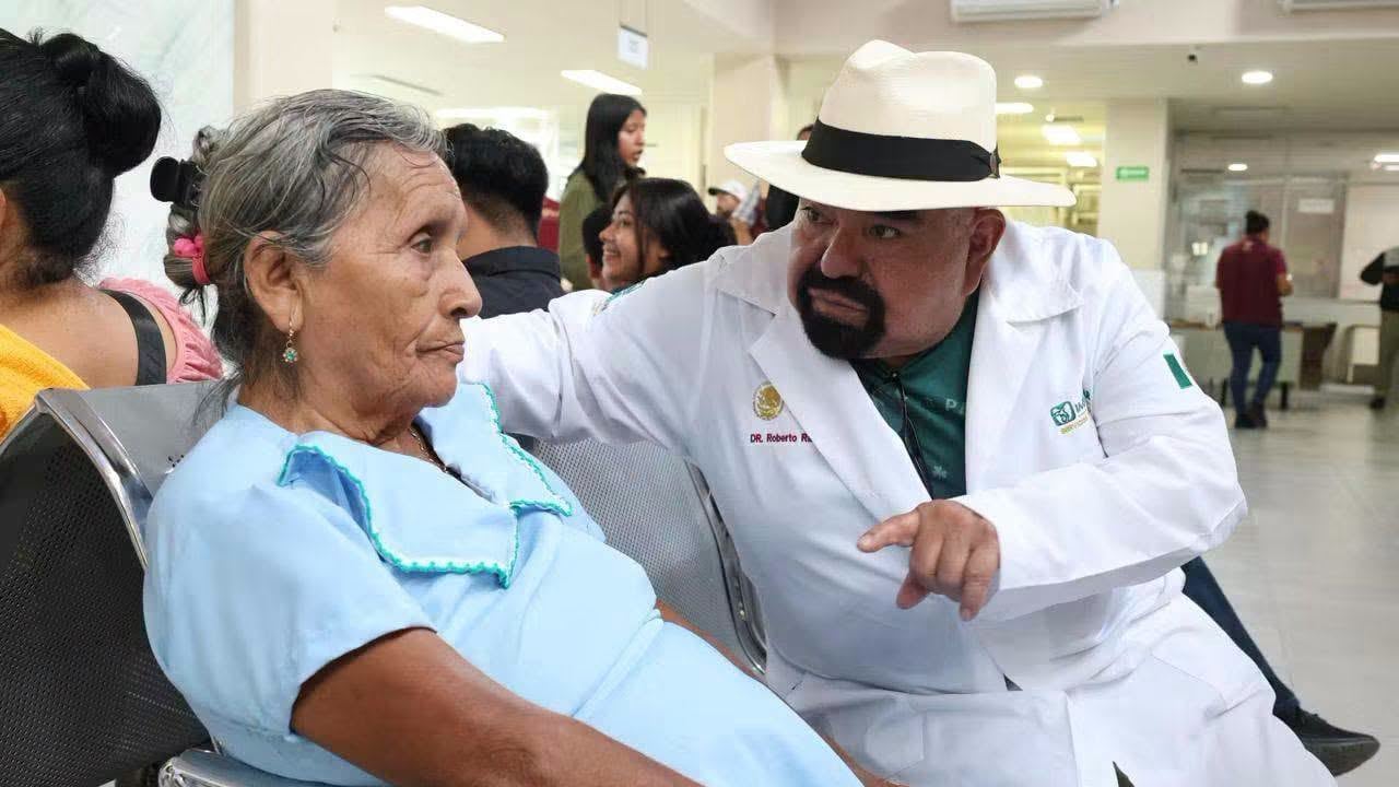 Roberto Ramos Alor evita a reporteros tras preguntas sobre desabasto de medicamentos