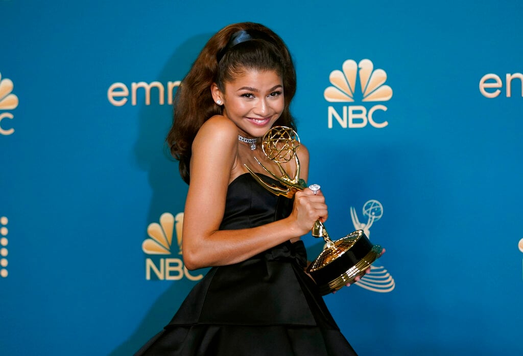 La actriz Zendaya en los Emmys 2022 con su premio por 'Mejor Actriz Principal'.