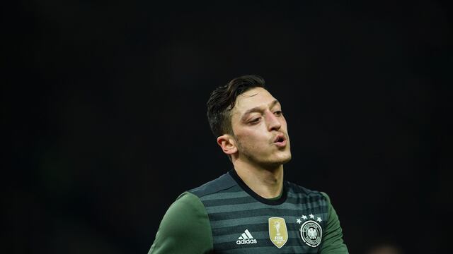 Özil renunció a la Selección de Alemania