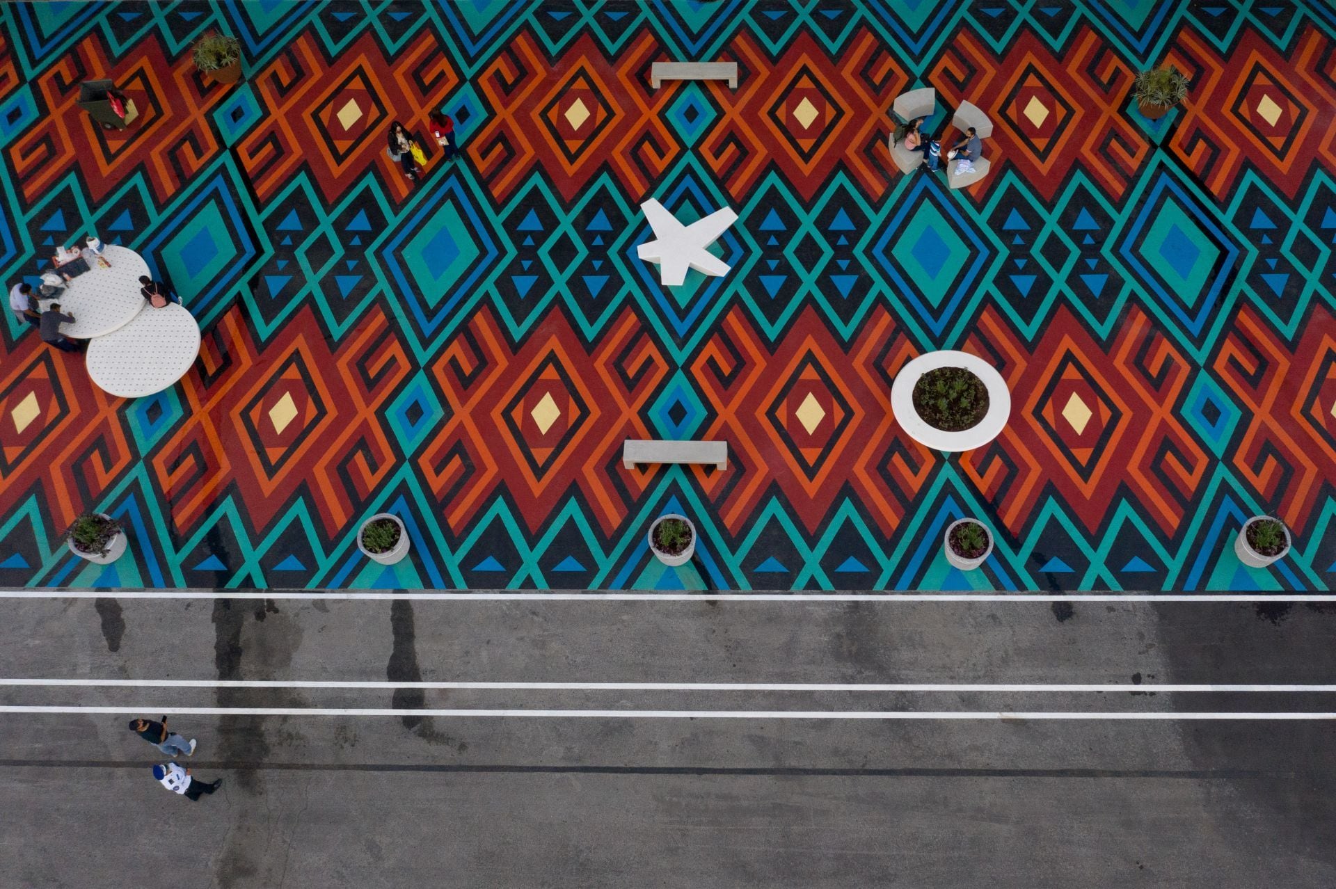 En enero de 2021 se inauguró la zona peatonal del Zócalo con colores en el piso; ya no existen en marzo de 2024