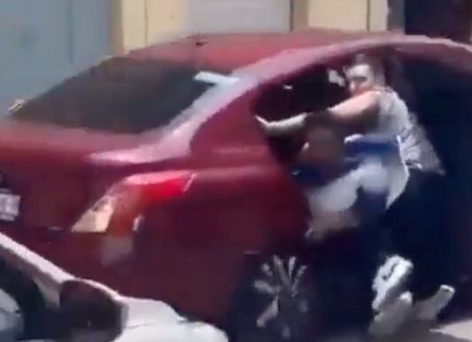 Momento en que una persona se lanza de un auto para no ser secuestrado, en Tenango del Valle