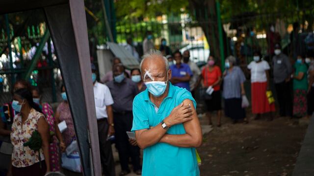 Adulto mayor después de recibir vacuna.