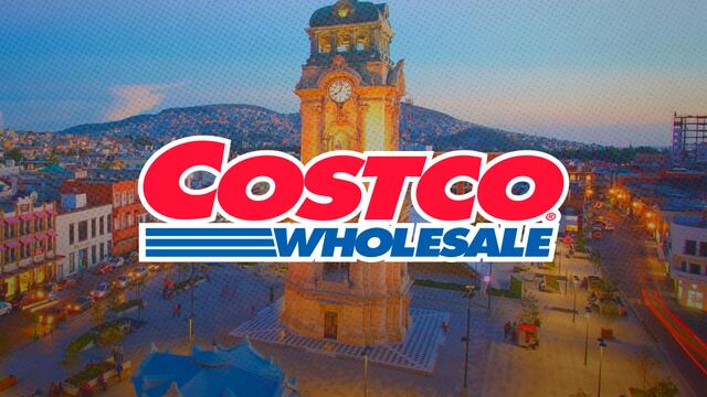 Costco de frente, al fondo una ciudad colonial mexicana