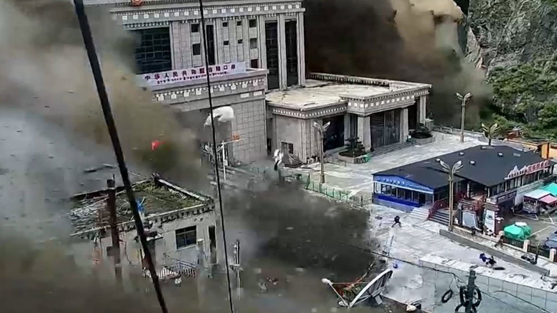 Videos muestran cómo se originó la riada que golpeó Nepal
