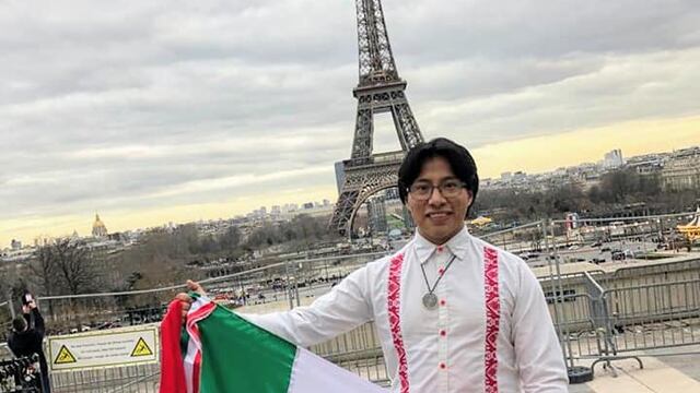 Kevin frente a la Torre Eiffel
