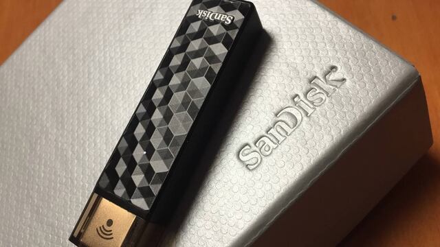 El Sandisk Connect Wireless Stick no te avergonzara al llevarlo por la calle, tiene un diseño geométrico y sobrio, justo para dar la impresión correcta en esas juntas de trabajo importantes.