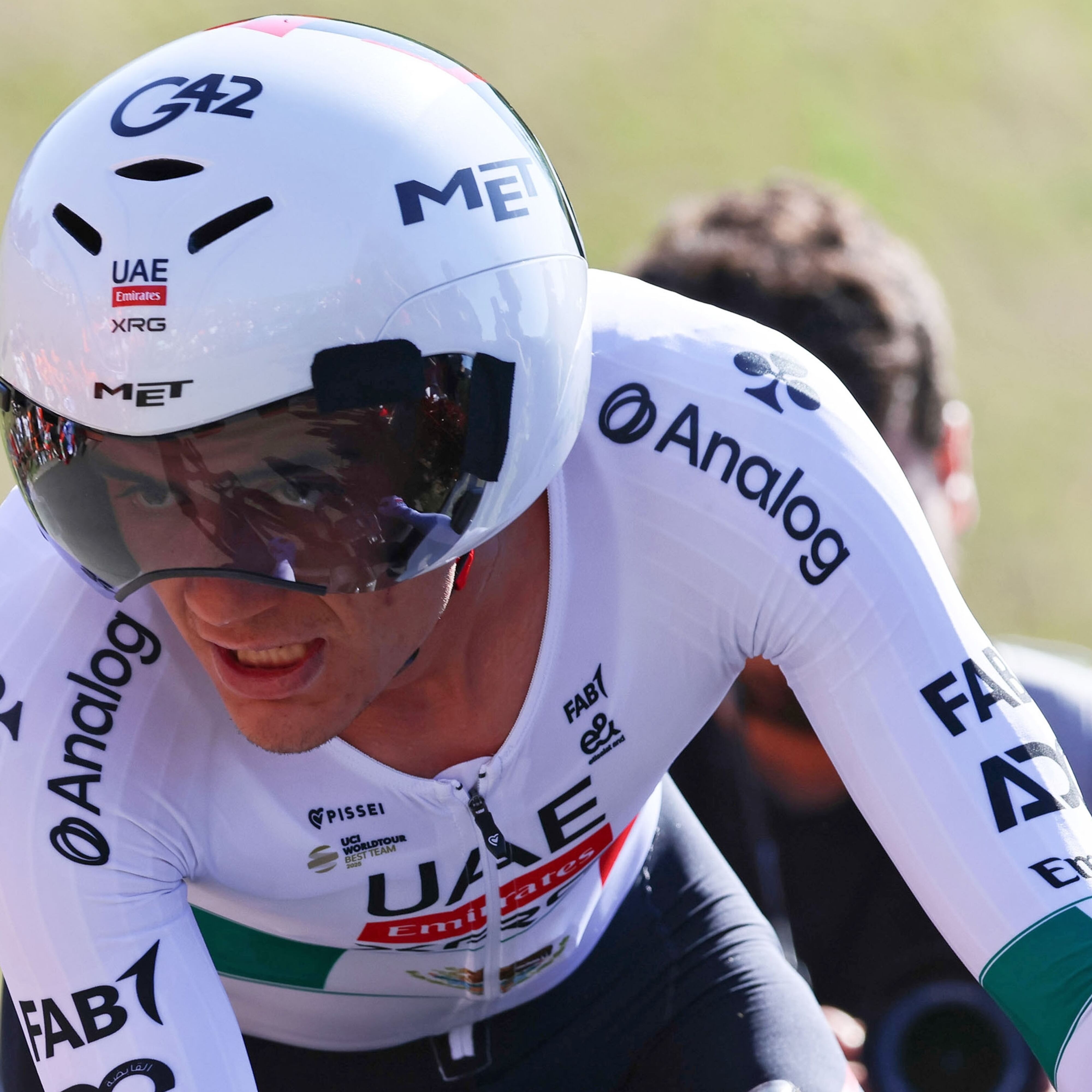 Isaac del Toro sufre caída en la tercera etapa del Itzulia Basque Country
