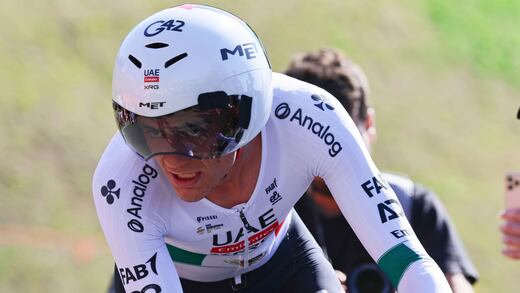 Isaac del Toro sufre caída en la tercera etapa del Itzulia Basque Country