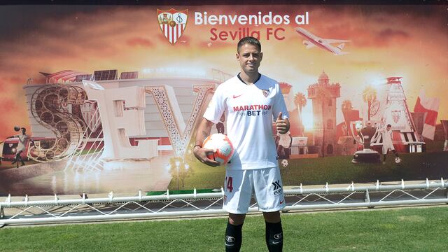 El delantero mexicano ya posó con la playera de su nuevo equipo.