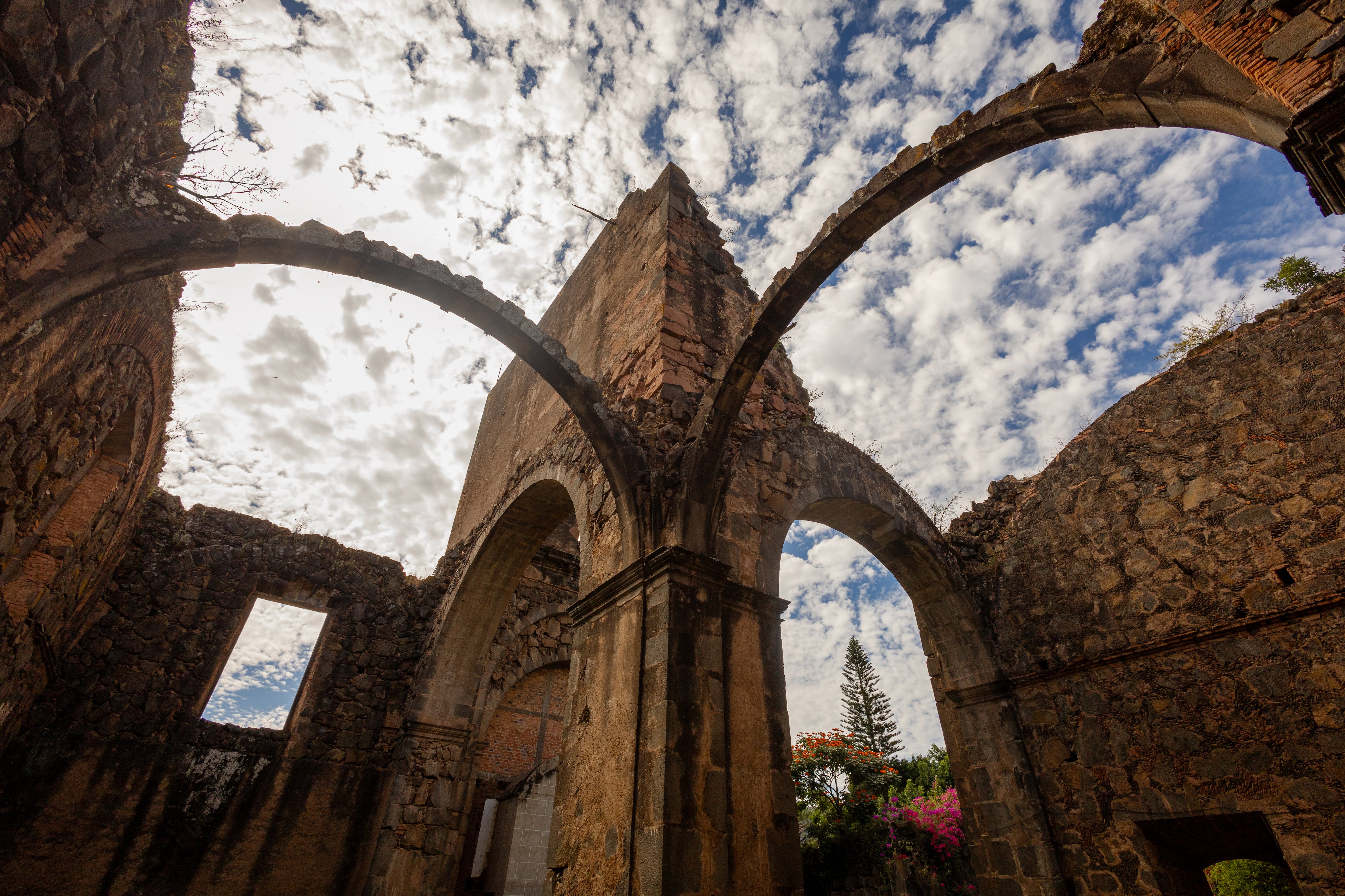 Mascota, Jalisco ofrece una amplia variedad de atractivos turísticos que combinan naturaleza, cultura y tradiciones para sus visitantes.