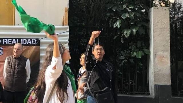 Maestro de biología con el rosario