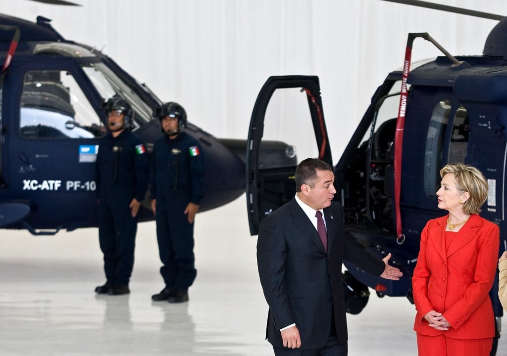 Genaro García Luna con Hillary Clinton