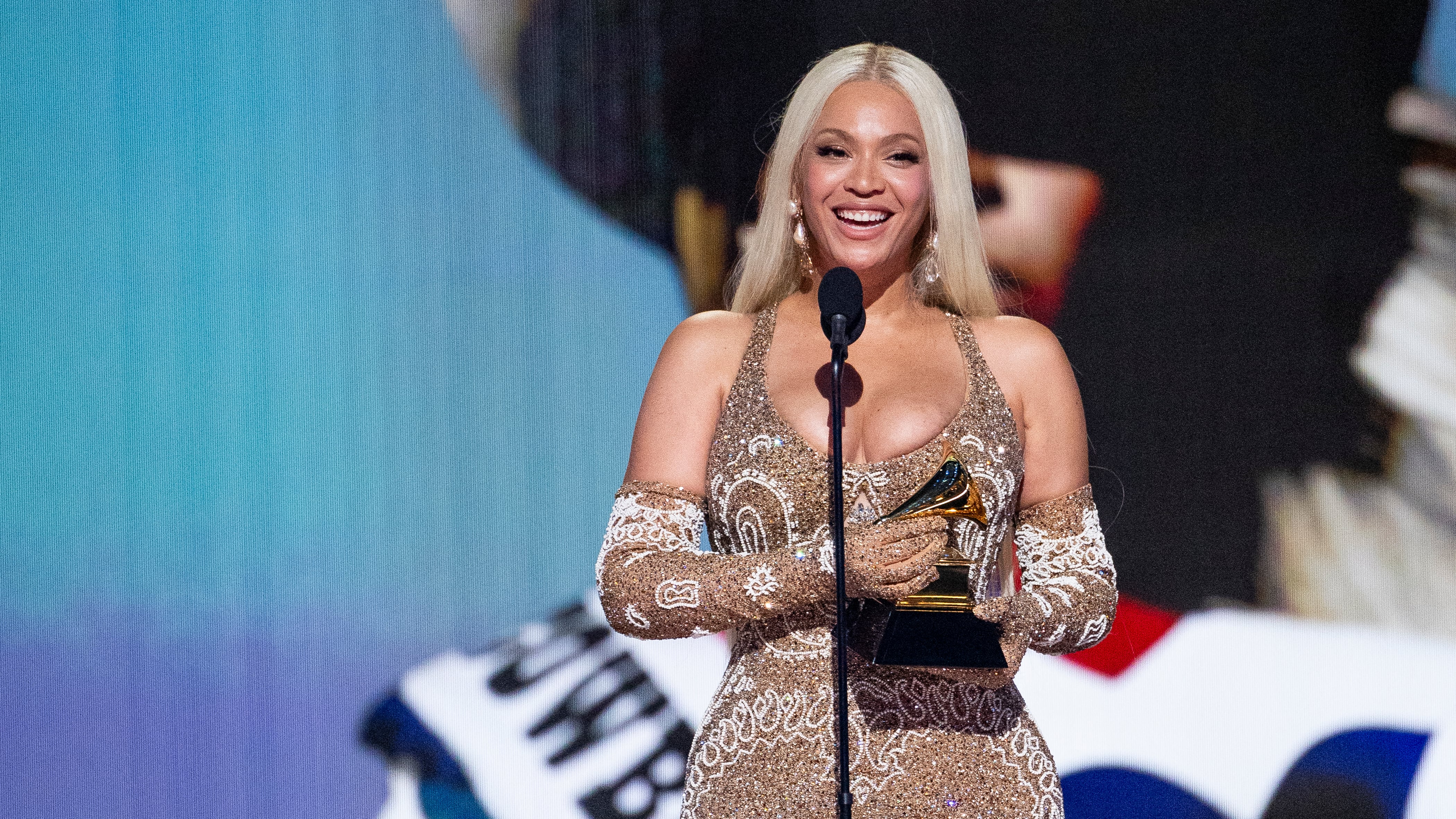 Beyoncé celebra su hazaña en Premios Grammy 2025 con anuncio de una gira mundial