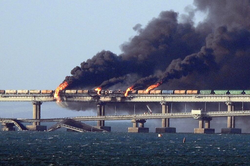 Así fue el ataque de Ucrania al puente de Crimea que tomó por sorpresa a Rusia.