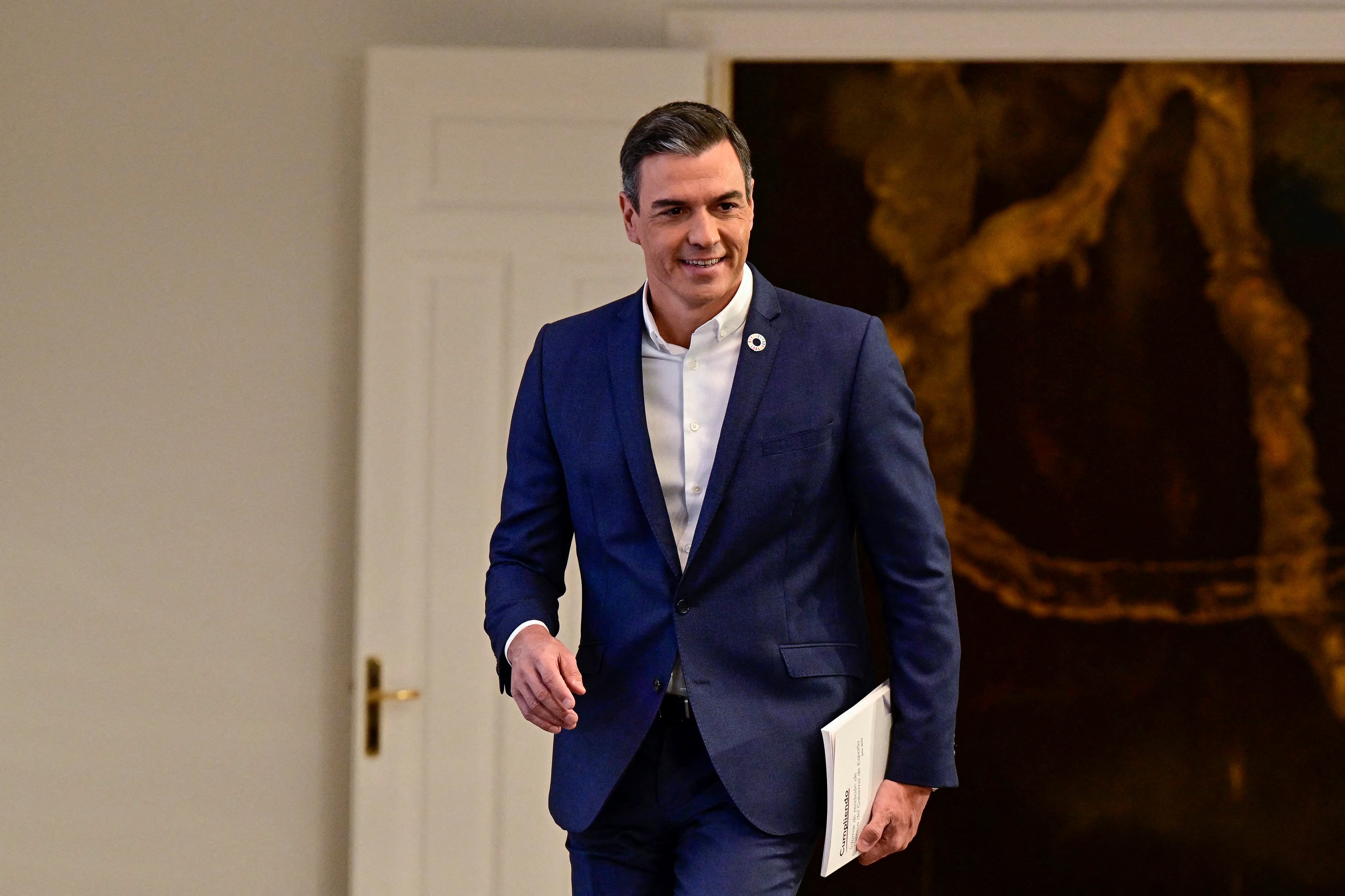 El presidente de España, Pedro Sánchez, sugirió no usar corbata para ahorrar energía.