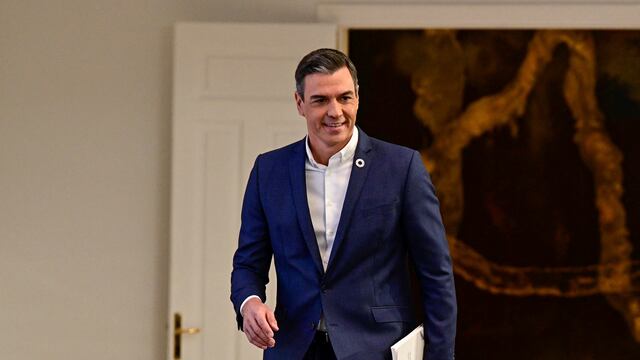 El presidente de España, Pedro Sánchez, sugirió no usar corbata para ahorrar energía.