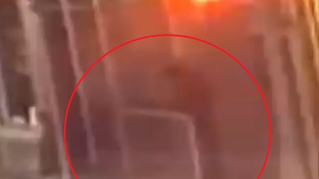 Golpean a adulto mayor asiático en la cabeza