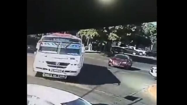 Camión intenta huír