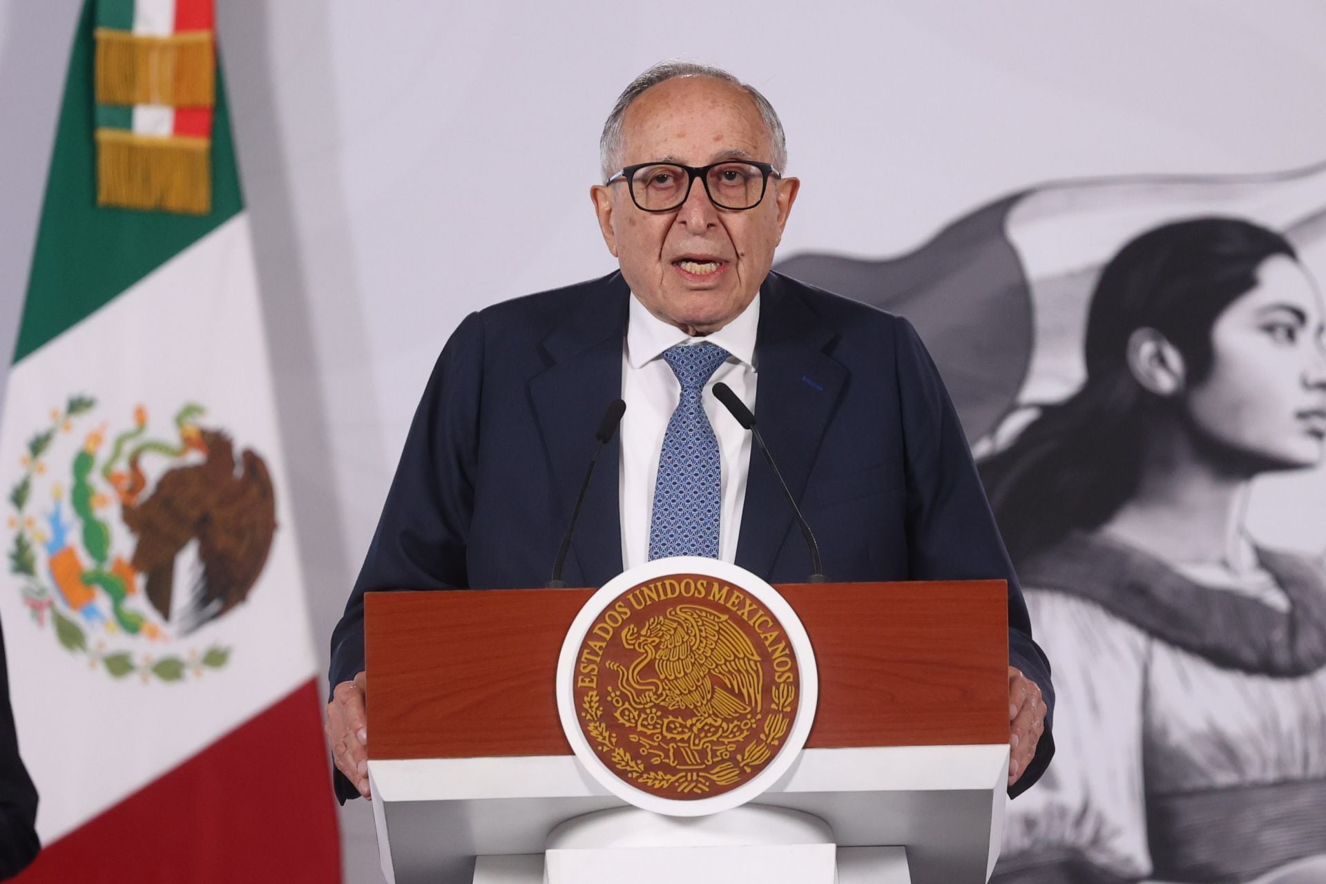 David Kershenobich, secretario de Salud, dan el informe de la situación mundial del brote de ébola
