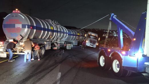 Seis horas de caos en la Chamapa-Lechería por accidente de tráiler con turbosina