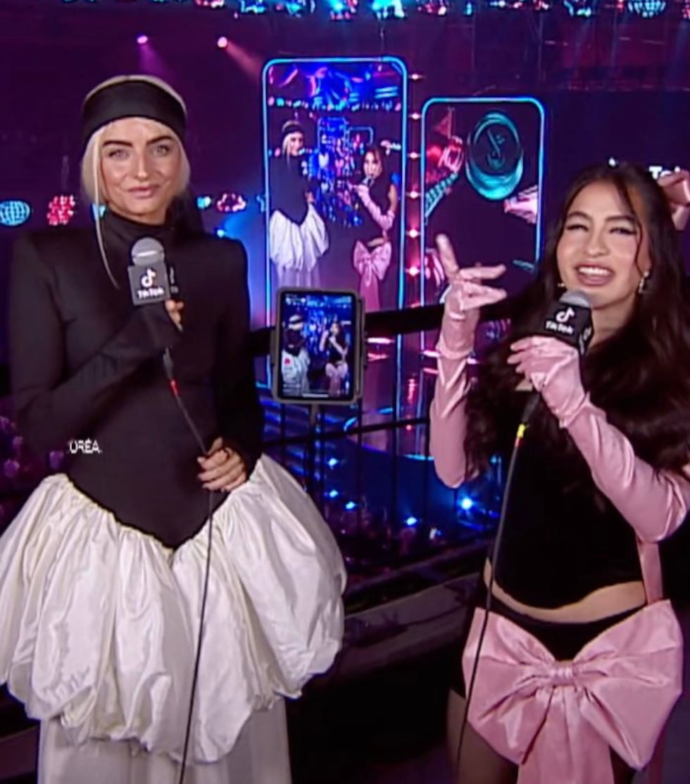 Comparan a Aislinn Derbez con brad Pittin por su look en los TikTok Awards 2025