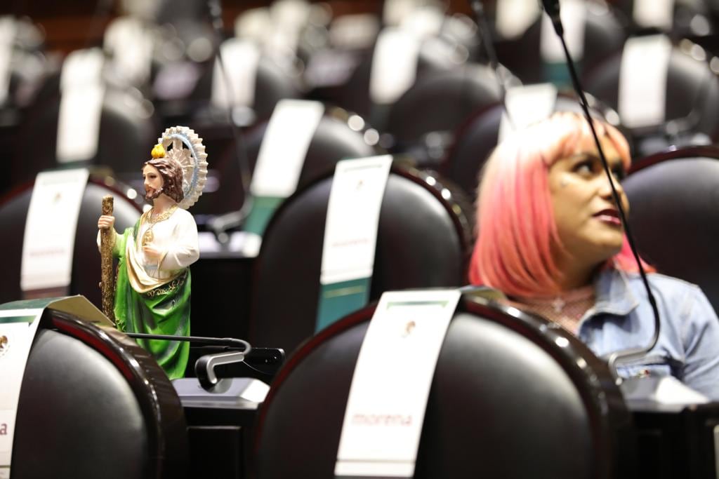 María Clemente García cargó con una figura de San Judas Tadeo durante sesión en la Cámara de Diputados