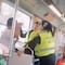 Policías protagonizan pelea contra merenguero y le tiran su mercancía en el Metro CDMX (VIDEO)