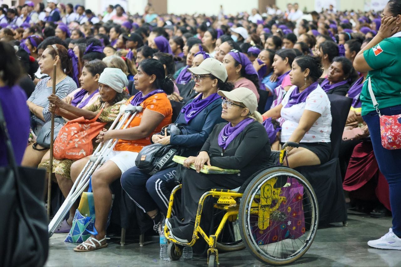 Evelyn Salgado entrega apoyos a beneficiarias de la Tarjeta Violeta