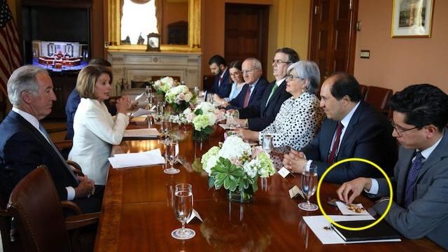 Roberto Velasco come un refrigerio en plena reunión con representantes de EU.