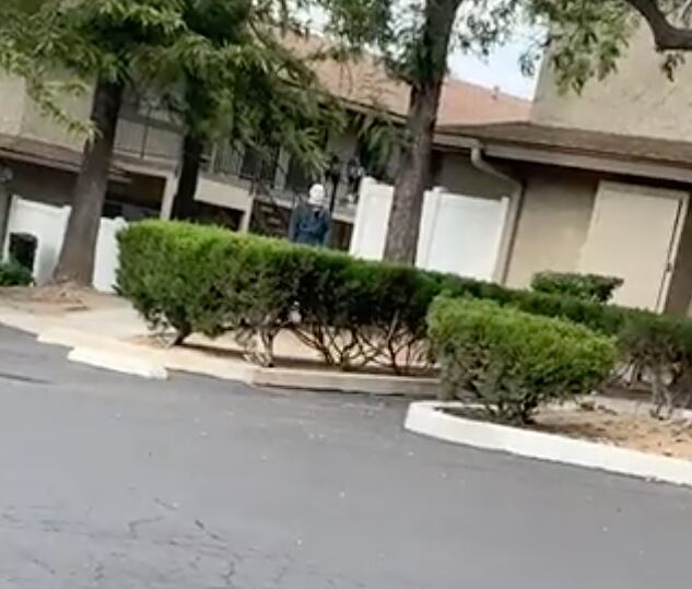 Niña abraza a Michael Myers