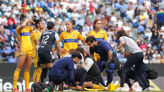 Nayeli Rangel es atendida por los paramédicos.