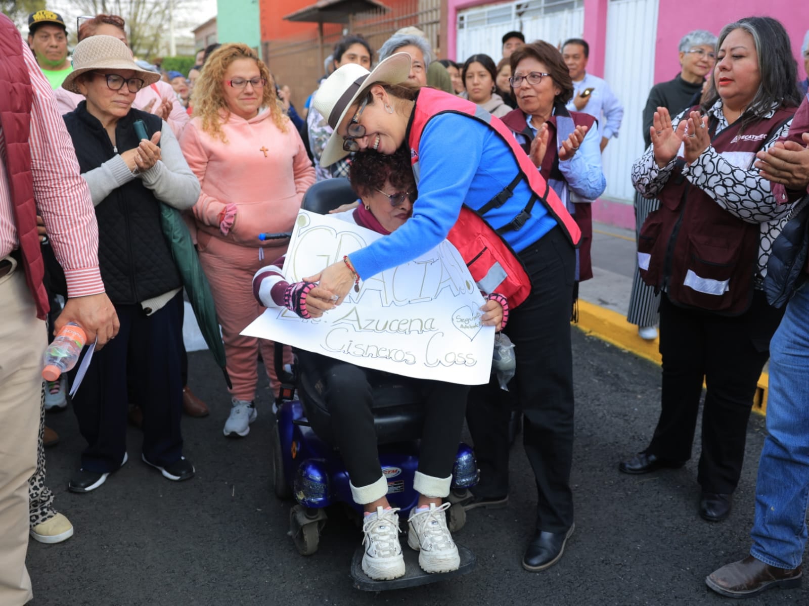 Azucena Cisneros inaugura pavimentación en colonias de Ecatepec