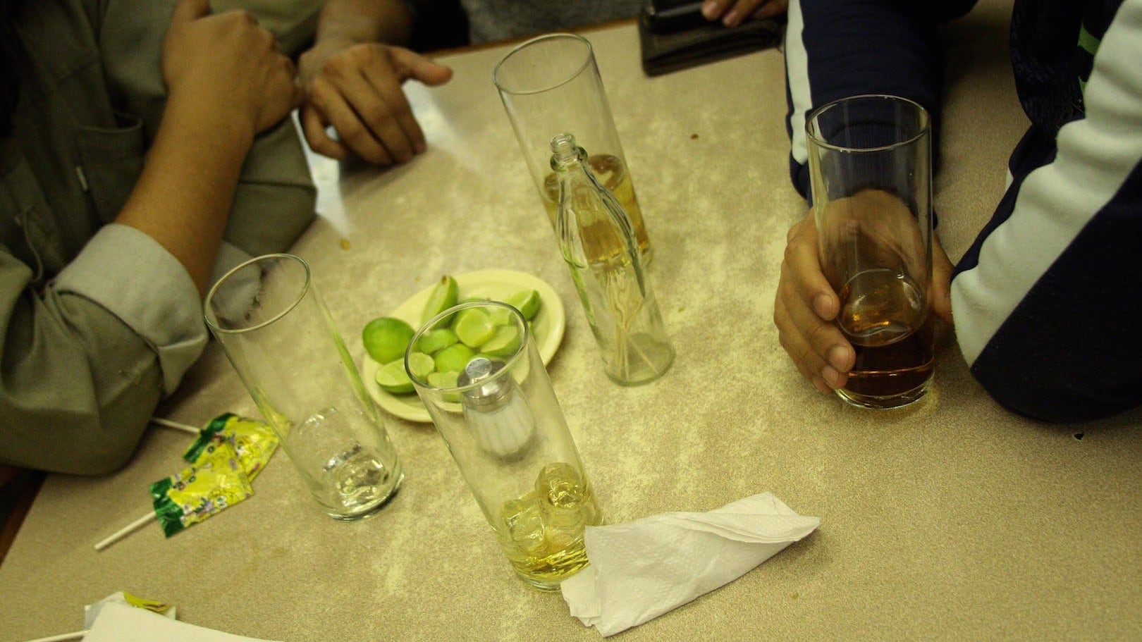 Bebidas alcohólicas. Jóvenes drogados.