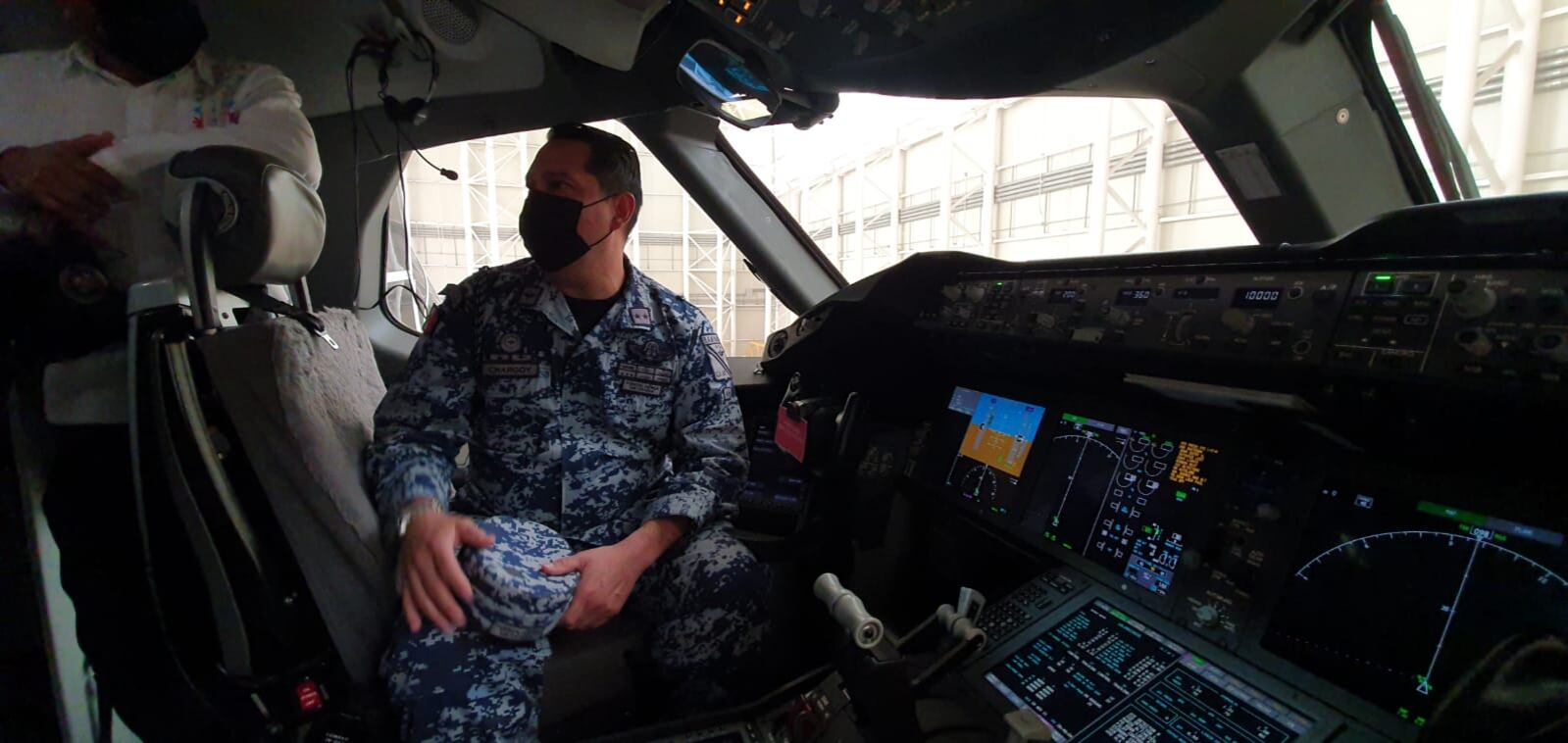 General Chargoy, piloto del avión presidencial