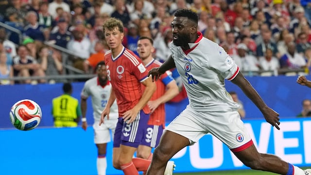 Frantzdy Pierrot tuvo una infancia difícil en Haití antes de ir a Estados Unidos y brillar en el futbol.