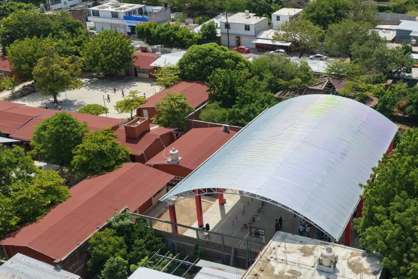 Salomón Jara entrega techado escolar.